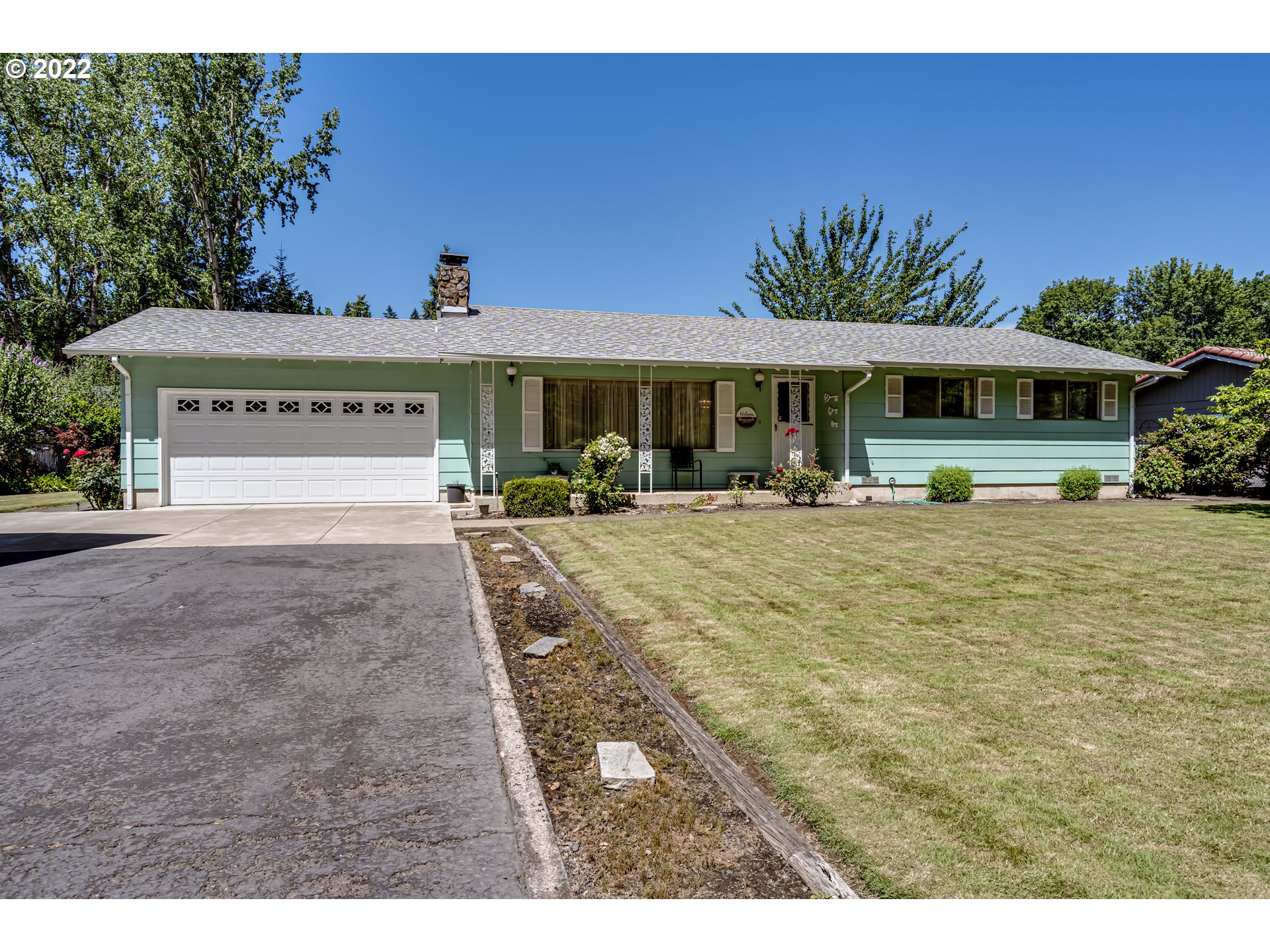 37833 Camp Creek Road Springfield, OR 97478 - Photo 1 of 32 a front view of a house with garden