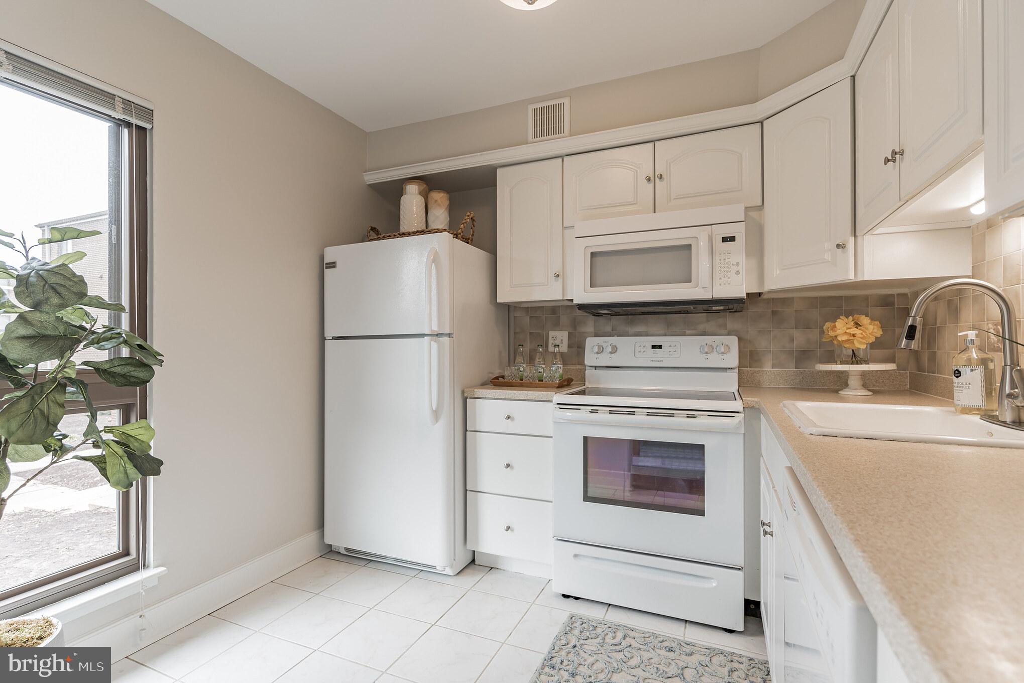 3212 Spartan Road, Unit 30 Olney, MD 20832 - Photo 20 of 40 Tons of natural light in the kitchen