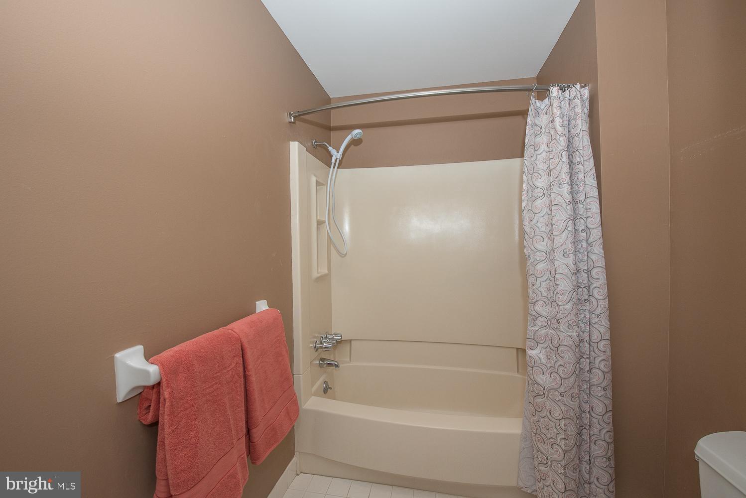 346 Scola Road Brookhaven, PA 19015 - Photo 19 of 30 Jack & Jill Bathroom