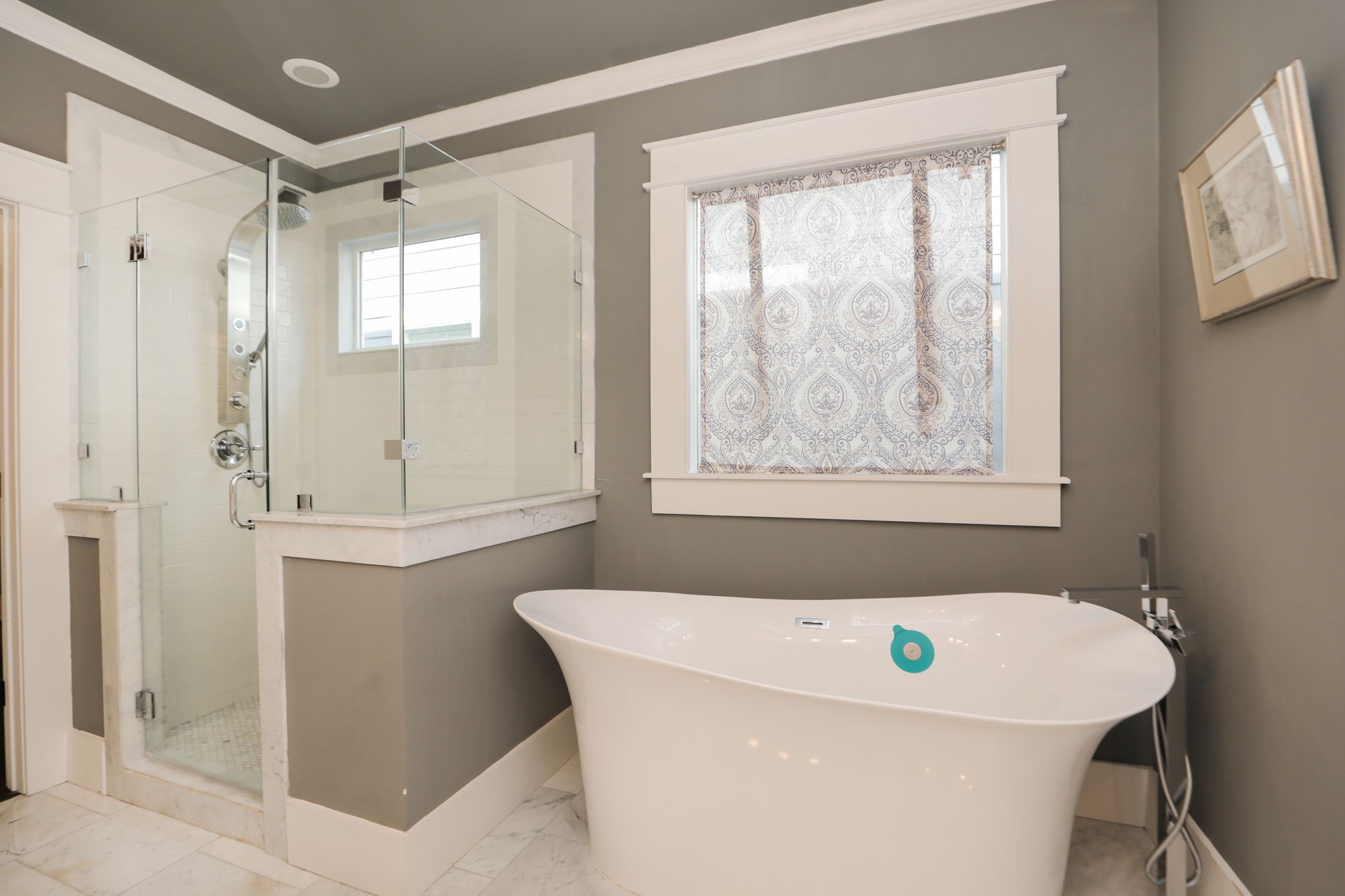 907 East 25th Street Houston, TX 77009 - Photo 19 of 32 Primary bathroom has a luxury bath tub and walk in shower.