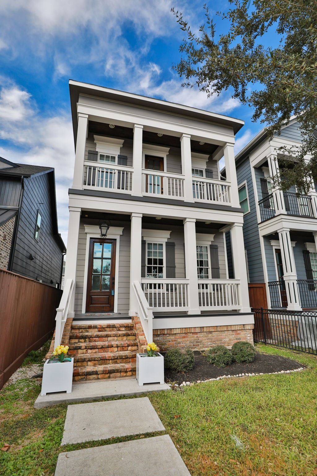 907 East 25th Street Houston, TX 77009 - Photo 2 of 32 Beautiful front entry with covered porch.