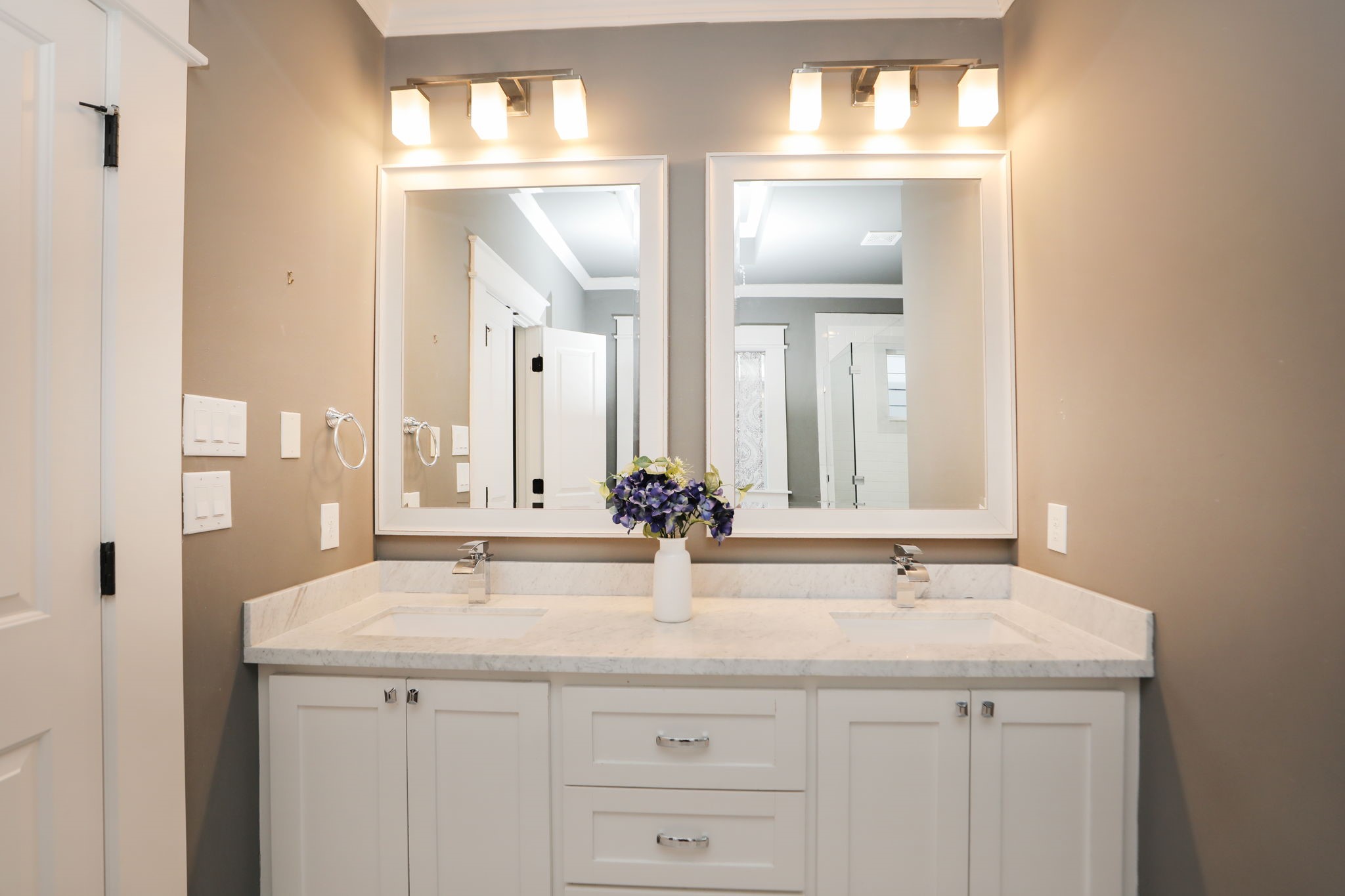 907 East 25th Street Houston, TX 77009 - Photo 20 of 32 Beautiful vanity with double sinks in the primary bathroom.