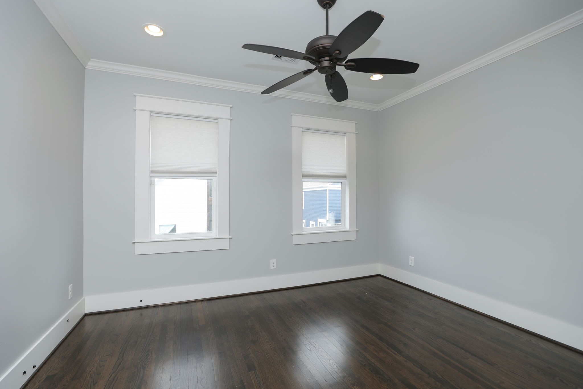 907 East 25th Street Houston, TX 77009 - Photo 24 of 32 Second secondary bedroom has hardwood floors, great windows and ceiling fan.