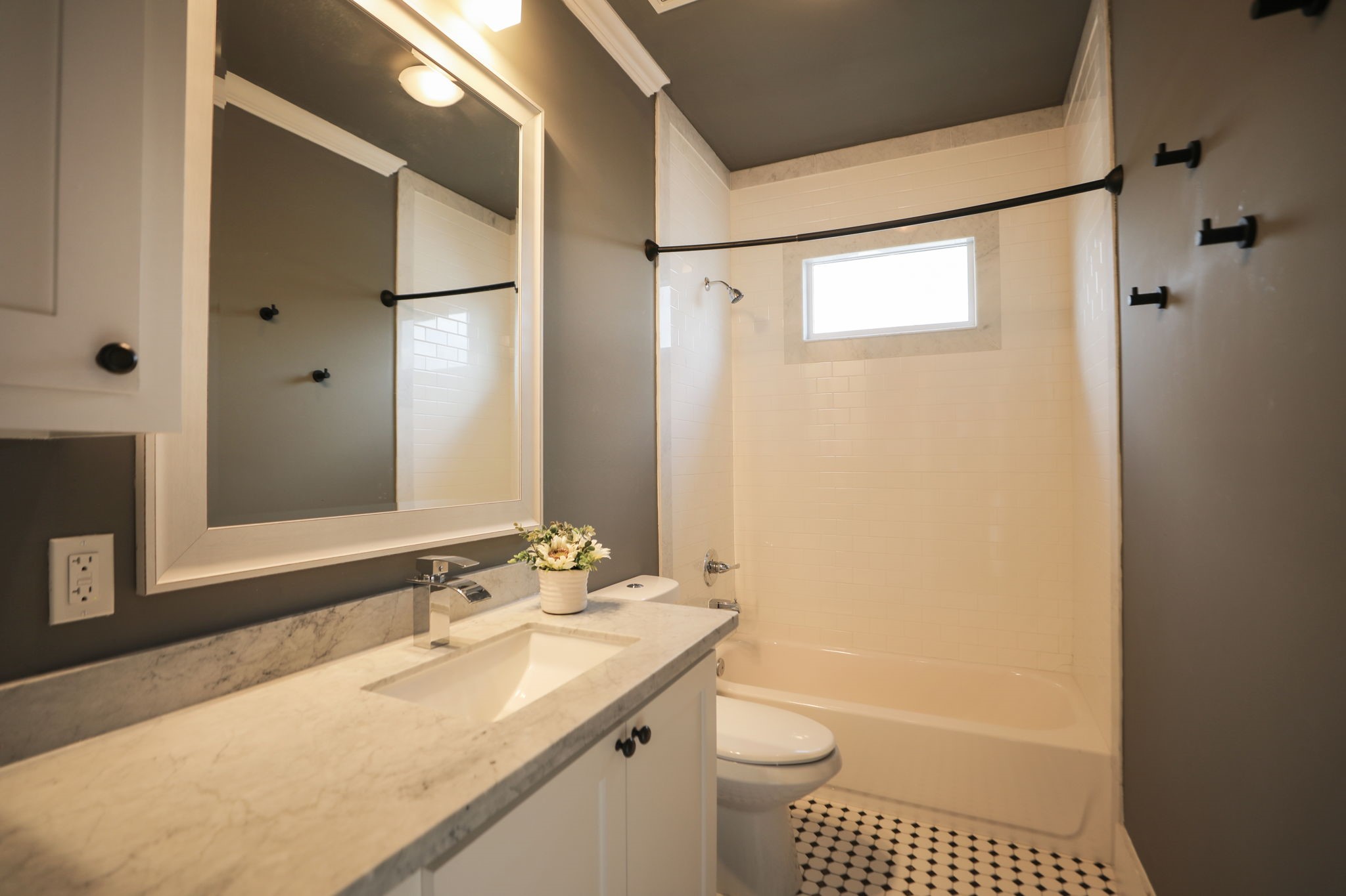 907 East 25th Street Houston, TX 77009 - Photo 25 of 32 Second full bathroom.