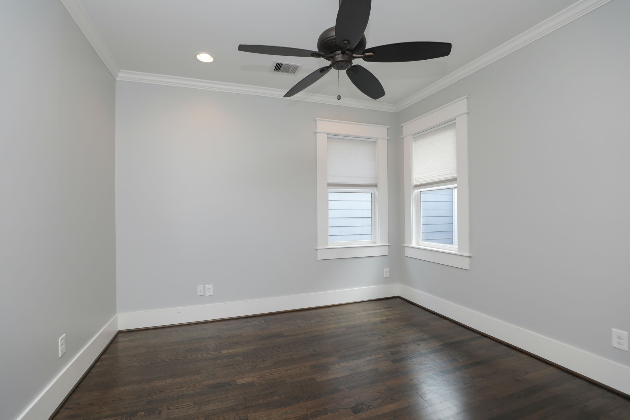 907 East 25th Street Houston, TX 77009 - Photo 26 of 32 One of the two secondary bedrooms has hardwood floors and ceiling fan.
