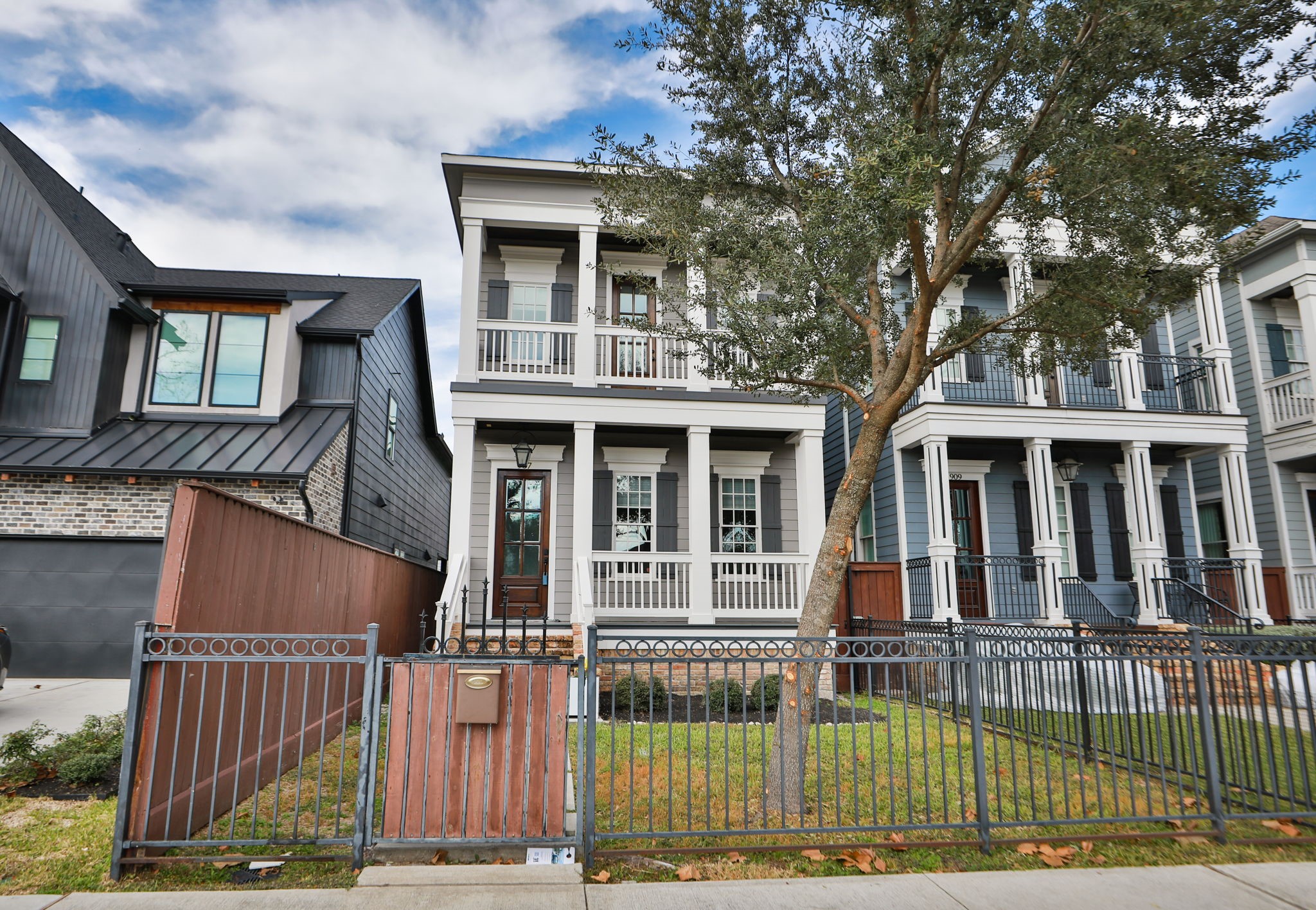 907 East 25th Street Houston, TX 77009 - Photo 31 of 32 Don't miss this sophisticated, New Orleans style home for lease in Sunset Heights.