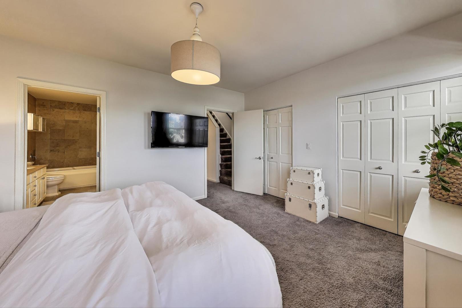 1009 North Riverwalk Street Chicago, IL 60610 - Photo 21 of 39 a bedroom with a bed and a view of bathroom