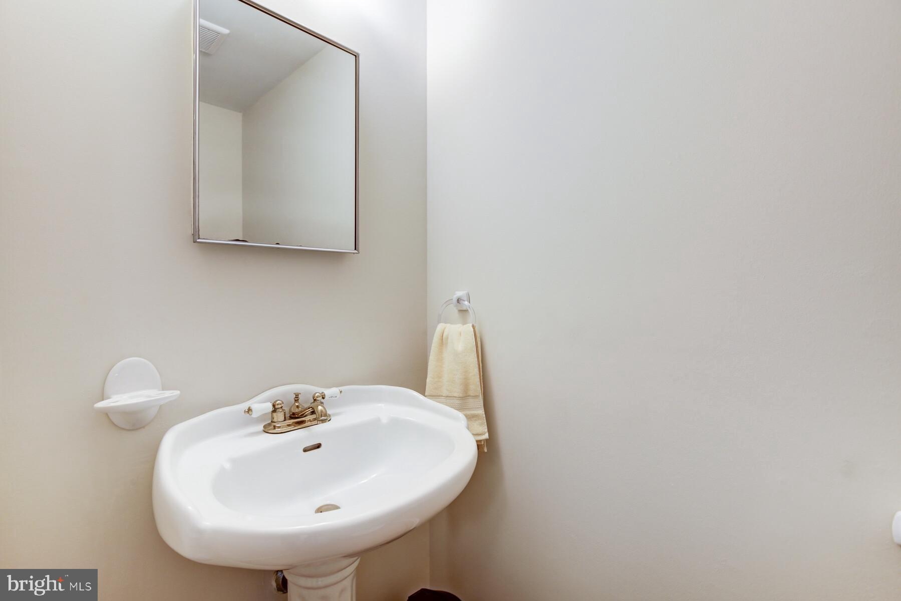 6207 Goodman Road Laurel, MD 20707 - Photo 22 of 40 Main level powder room