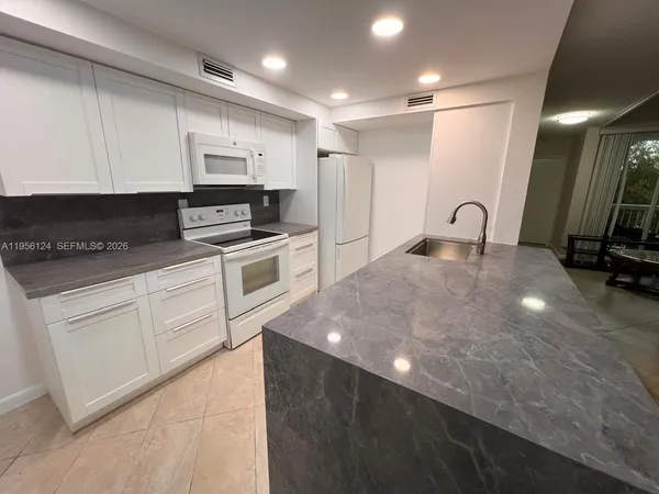 $2,800 | 4878 Northwest 97th Place, Unit 290, Doral, FL 33178