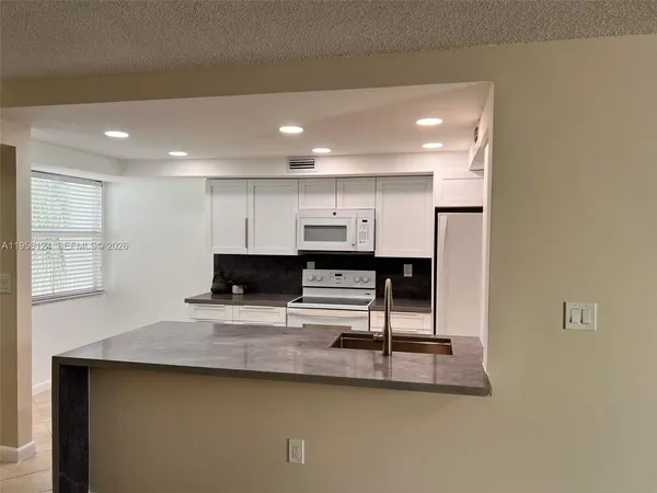 $2,800 | 4878 Northwest 97th Place, Unit 290, Doral, FL 33178