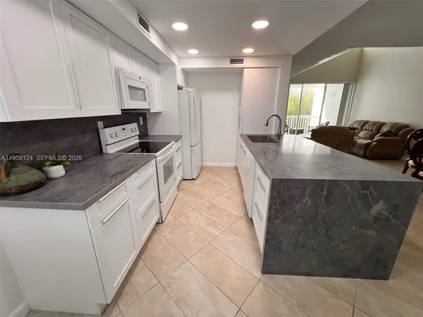 $2,800 | 4878 Northwest 97th Place, Unit 290, Doral, FL 33178