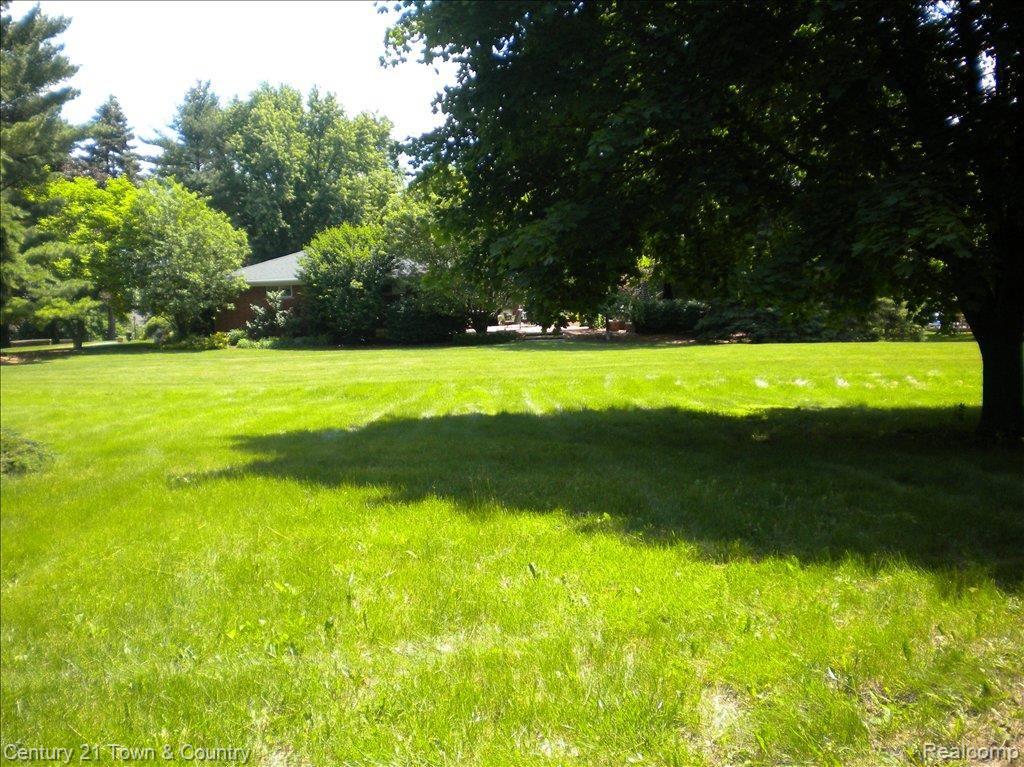 4425 Squirrel Road Bloomfield Hills, MI 48304 - Photo 4 of 23 yard