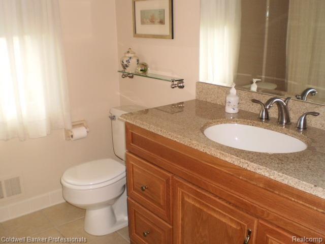1047 Hemlock Drive Rochester, MI 48307 - Photo 17 of 22 Bathroom