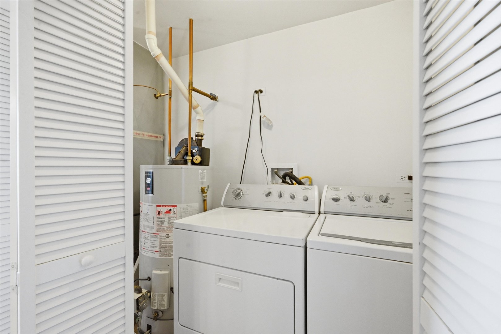 1610 South Halsted Street, Unit 401 Chicago, IL 60608 - Photo 23 of 31 a utility room with dryer and washer