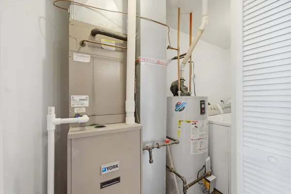 $287,000 | 1610 South Halsted Street, Unit 401, Chicago, IL 60608