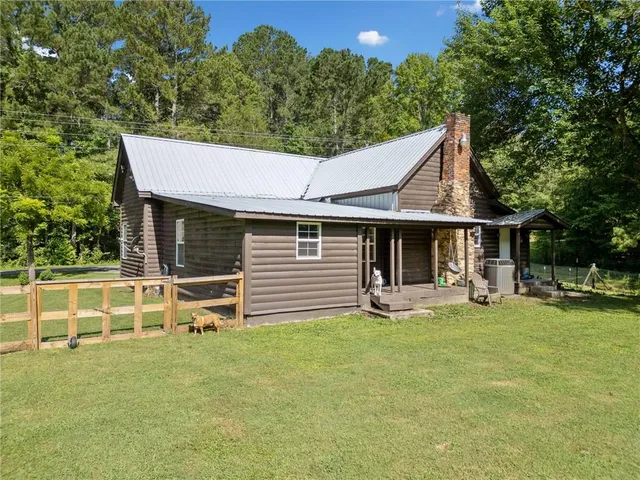 a view of a house with backyard