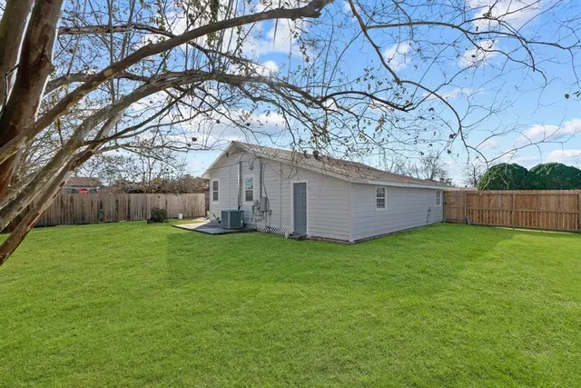 $1,765 | 915 Avenue East, Rosenberg, TX 77471