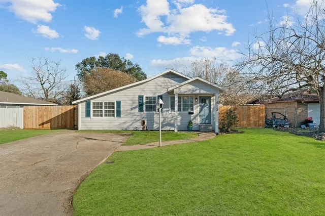 $1,765 | 915 Avenue East, Rosenberg, TX 77471