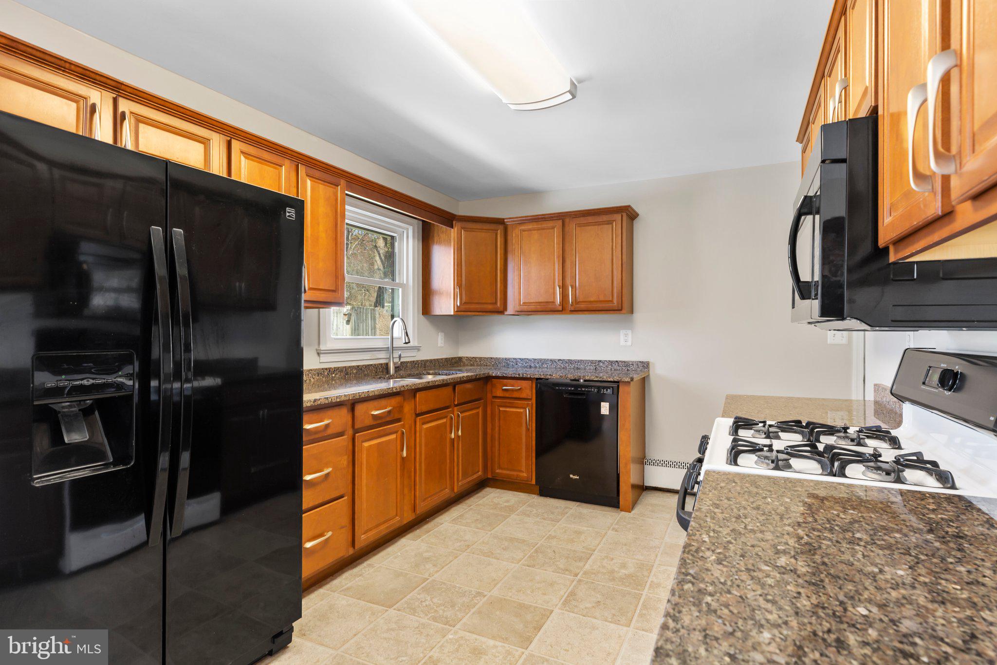 4139 Anderson Road Triangle, VA 22172 - Photo 21 of 37 Kitchen with granite counters