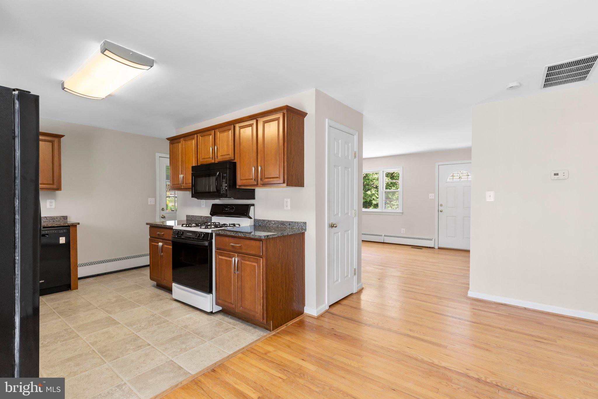 4139 Anderson Road Triangle, VA 22172 - Photo 23 of 37 Dining area to Living area view