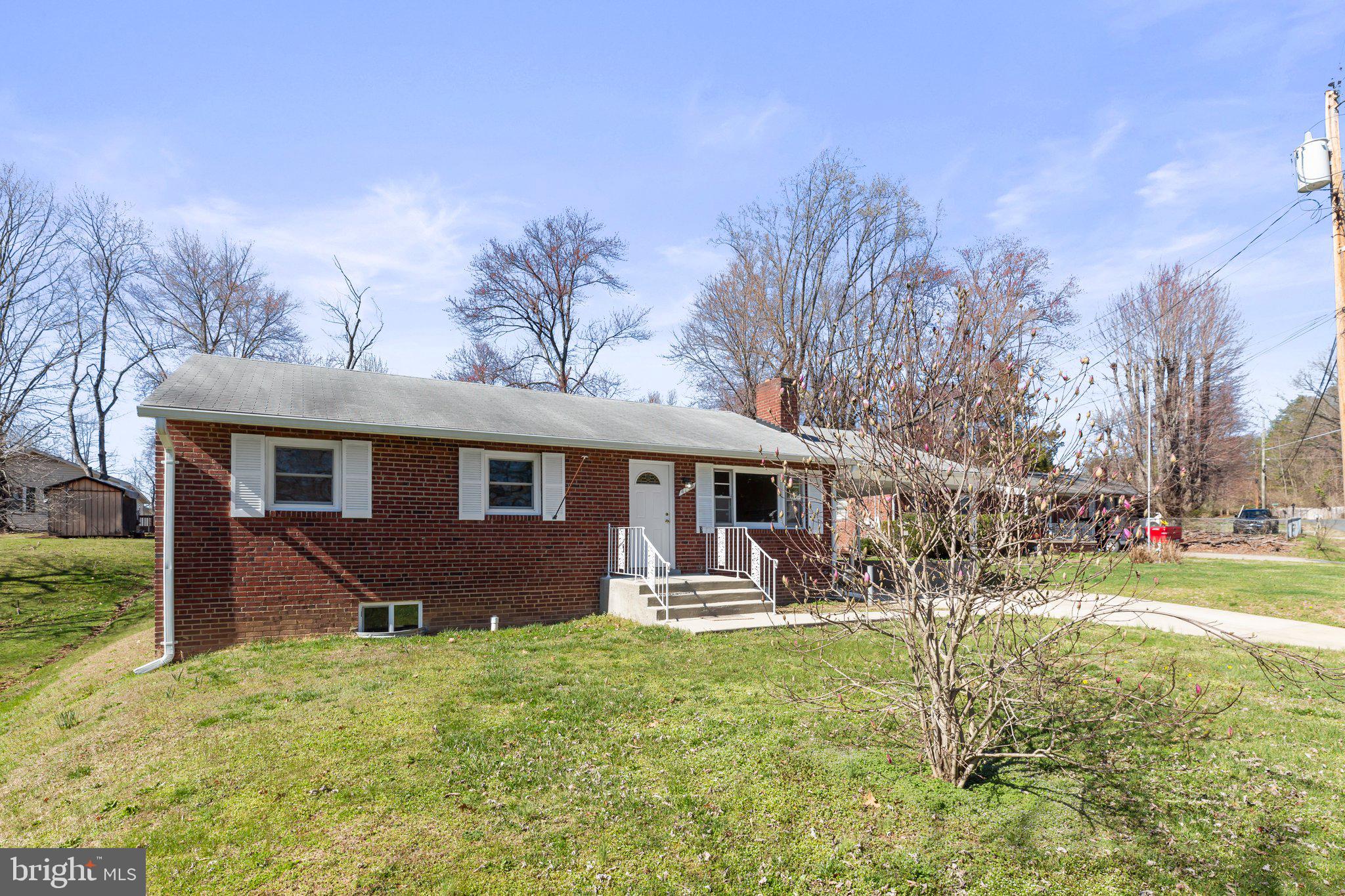 4139 Anderson Road Triangle, VA 22172 - Photo 3 of 37 Nice front yard