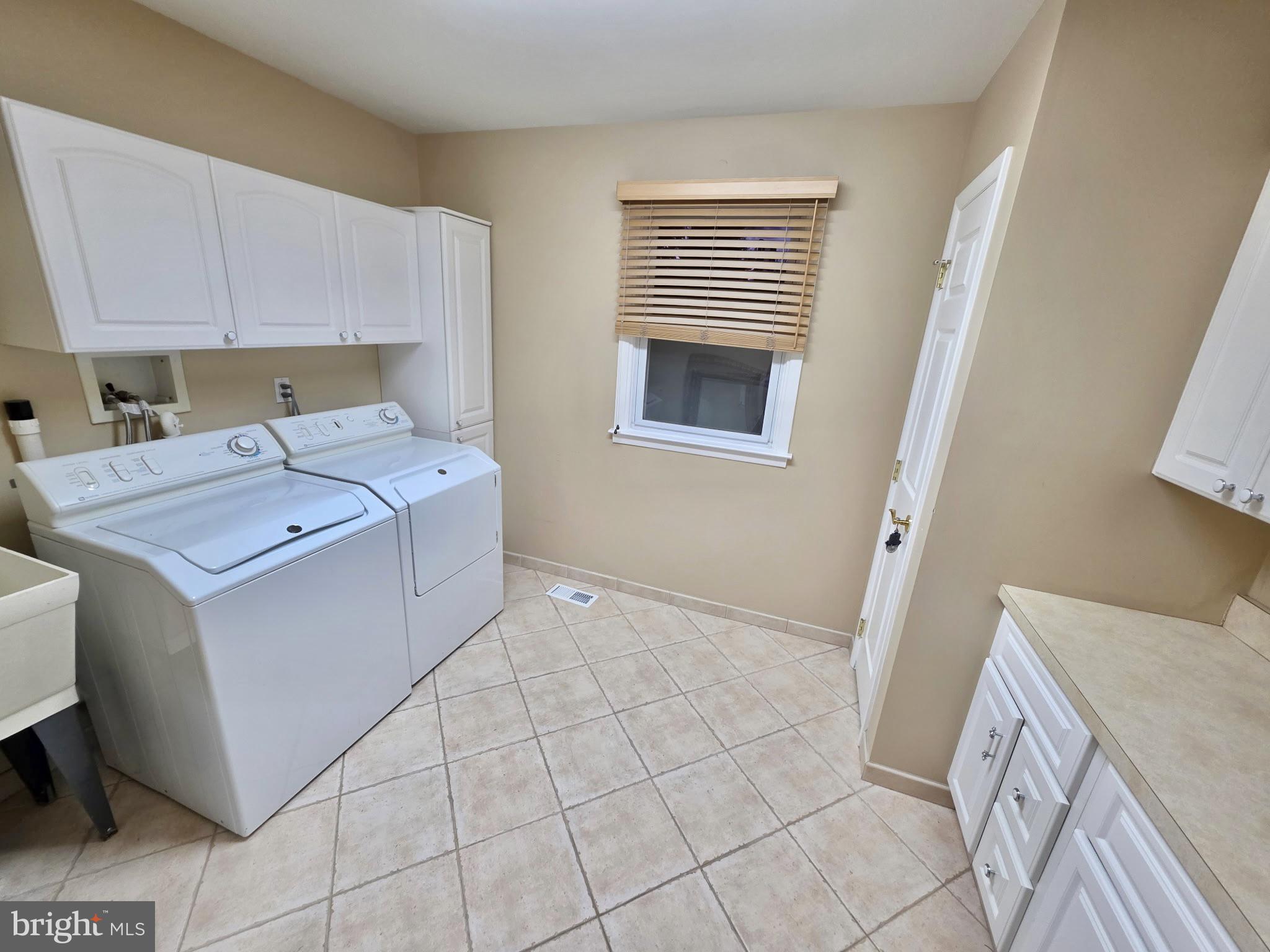 992 Sheffield Lane Huntingdon Valley, PA 19006 - Photo 17 of 31 a utility room with dryer and washer