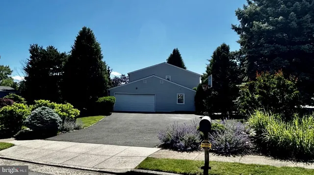 $925,000 | 992 Sheffield Lane, Huntingdon Valley, PA 19006