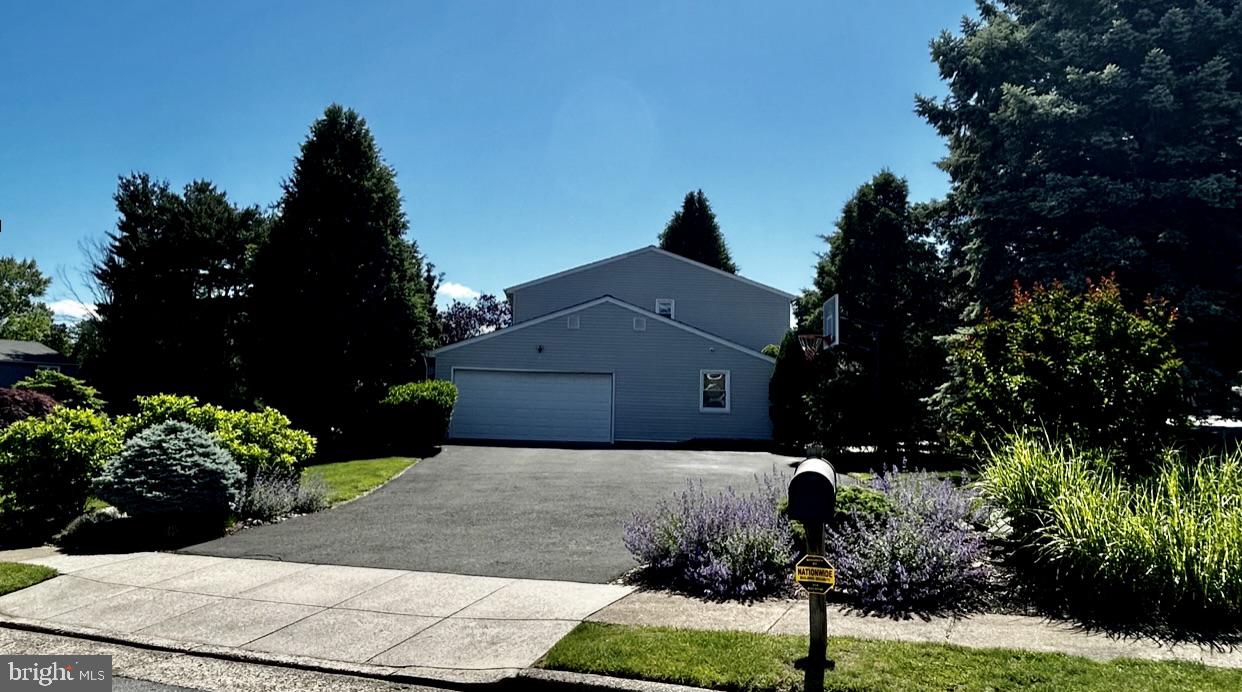 992 Sheffield Lane Huntingdon Valley, PA 19006 - Photo 31 of 31 a house view with a garden space