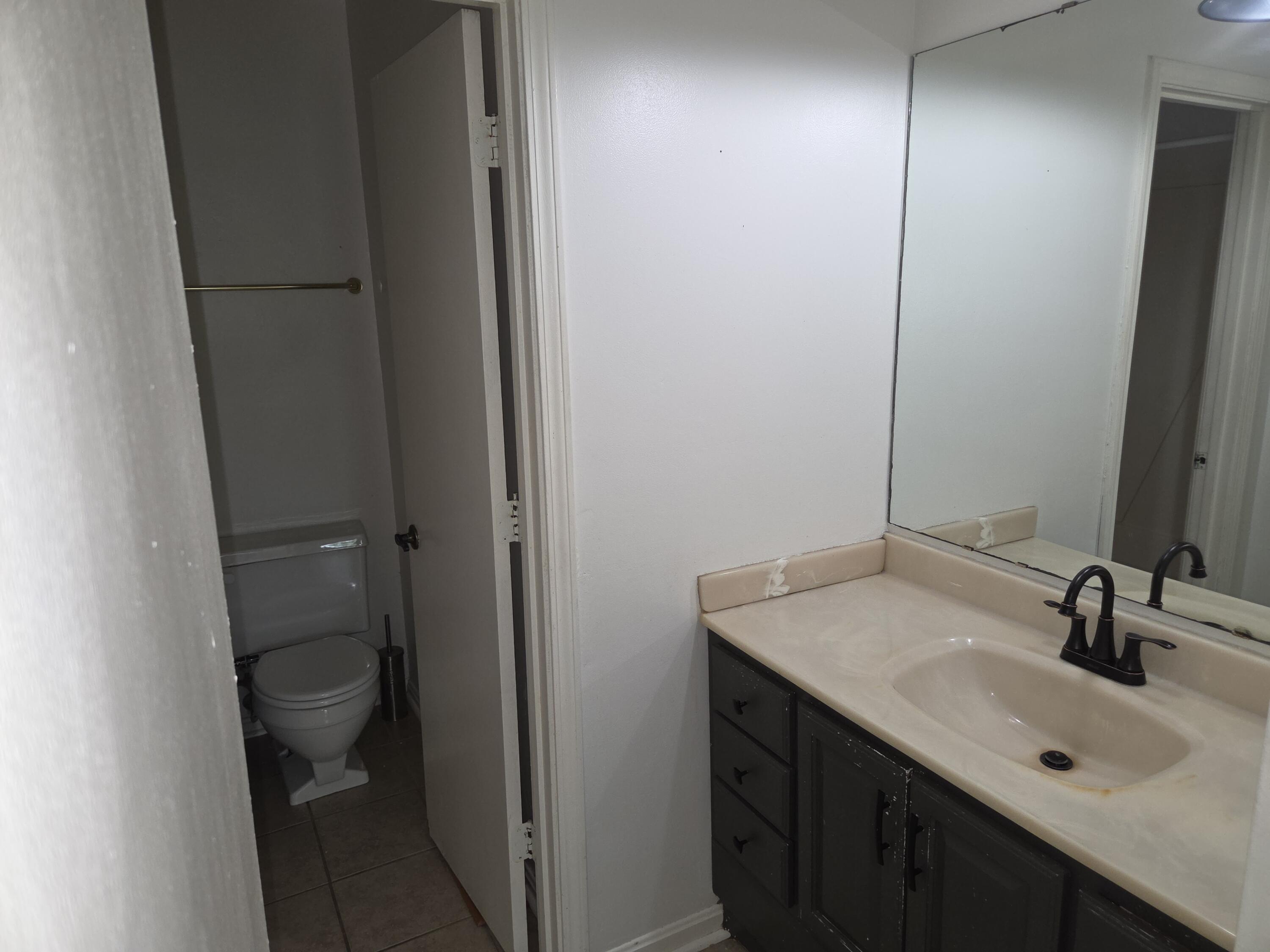 130 Rue Thierry Drive Paducah, KY 42001 - Photo 10 of 18 Hall Full Bath