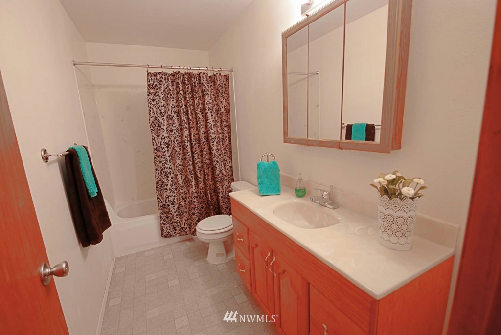 15946 Southeast 176th Place Renton, WA 98058 - Photo 14 of 21 Gallery Image 14
