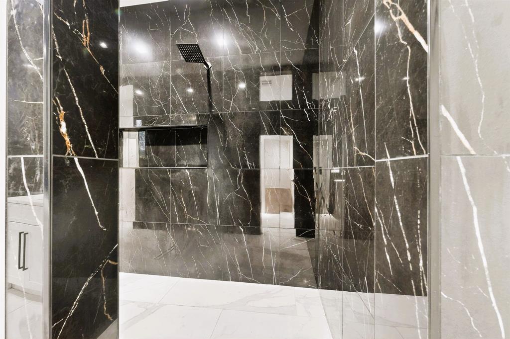 1218 Grant Street Dallas, TX 75203 - Photo 27 of 40 a bathroom with a shower