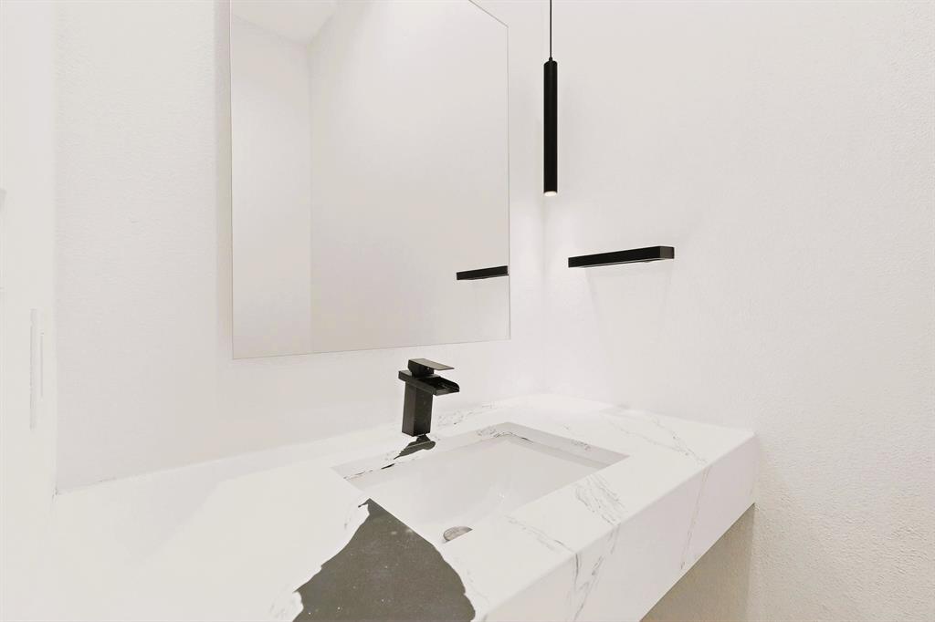 1218 Grant Street Dallas, TX 75203 - Photo 34 of 40 a view of bathroom