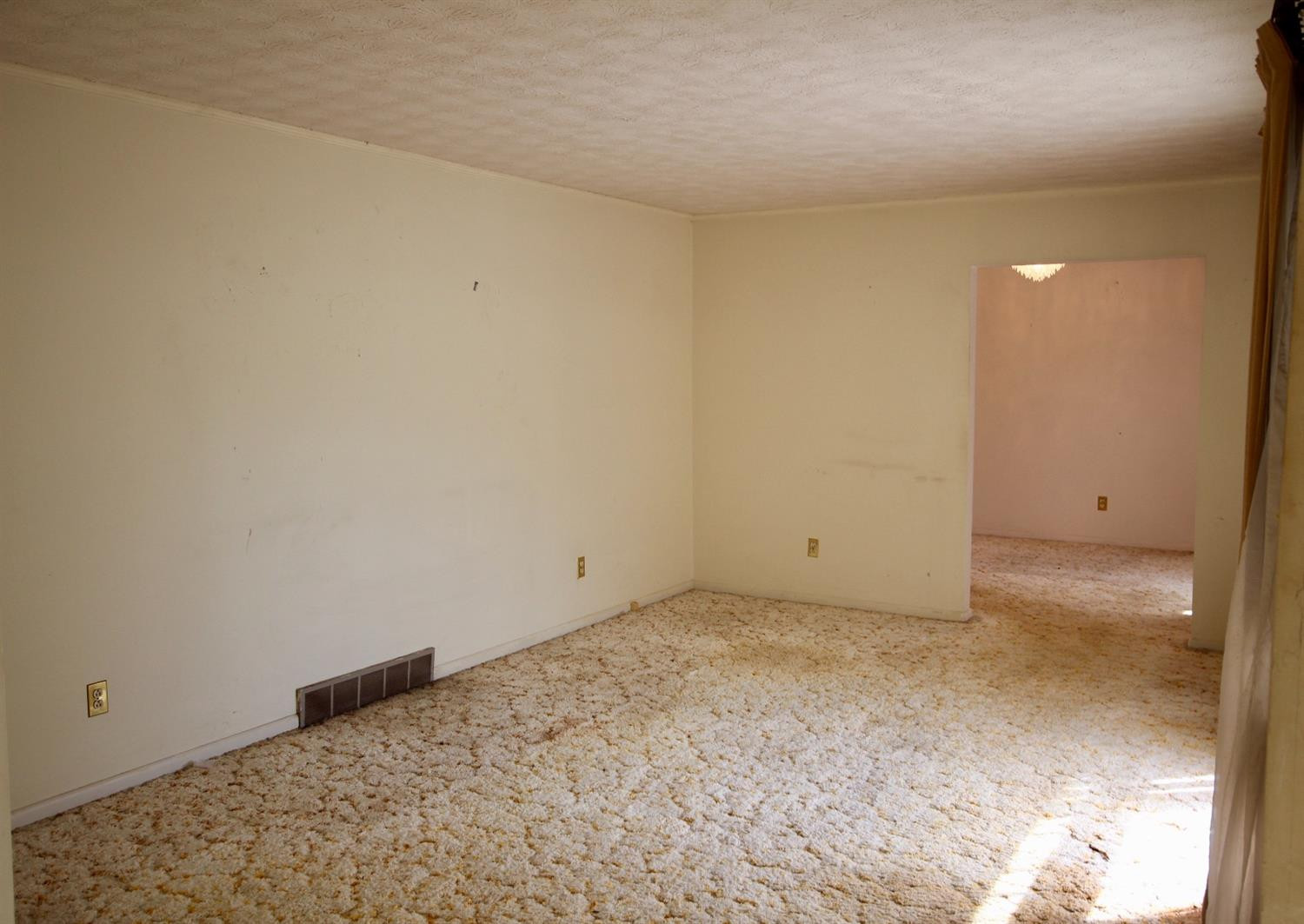 200 Woodlark Road Versailles, KY 40383 - Photo 8 of 45 Spacious Living Room