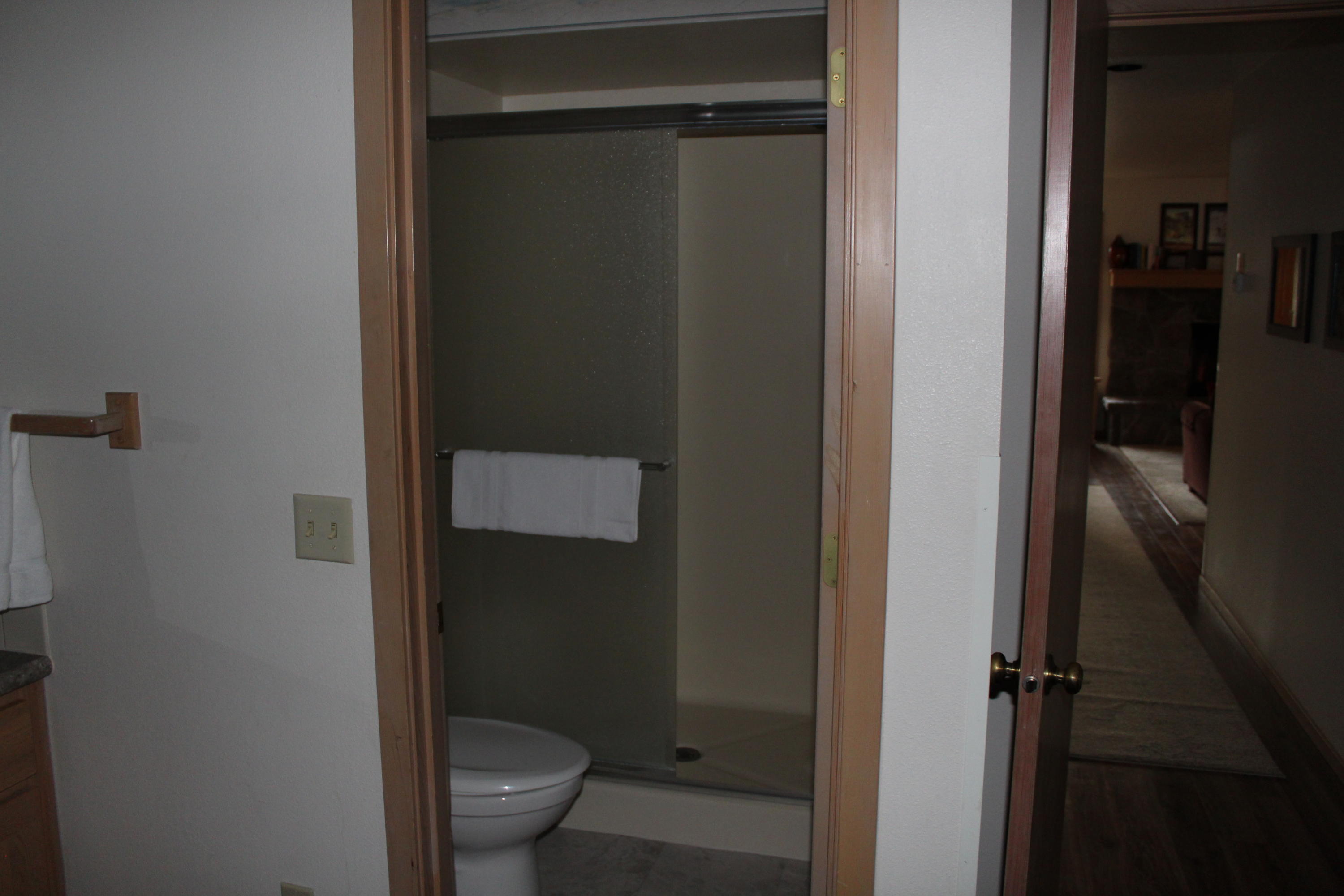 57351-19b2 Beaver Ridge Loop Sunriver, OR 97707 - Photo 15 of 22 17-MBath-R19