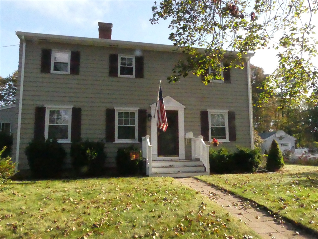 a view of a house with a yard