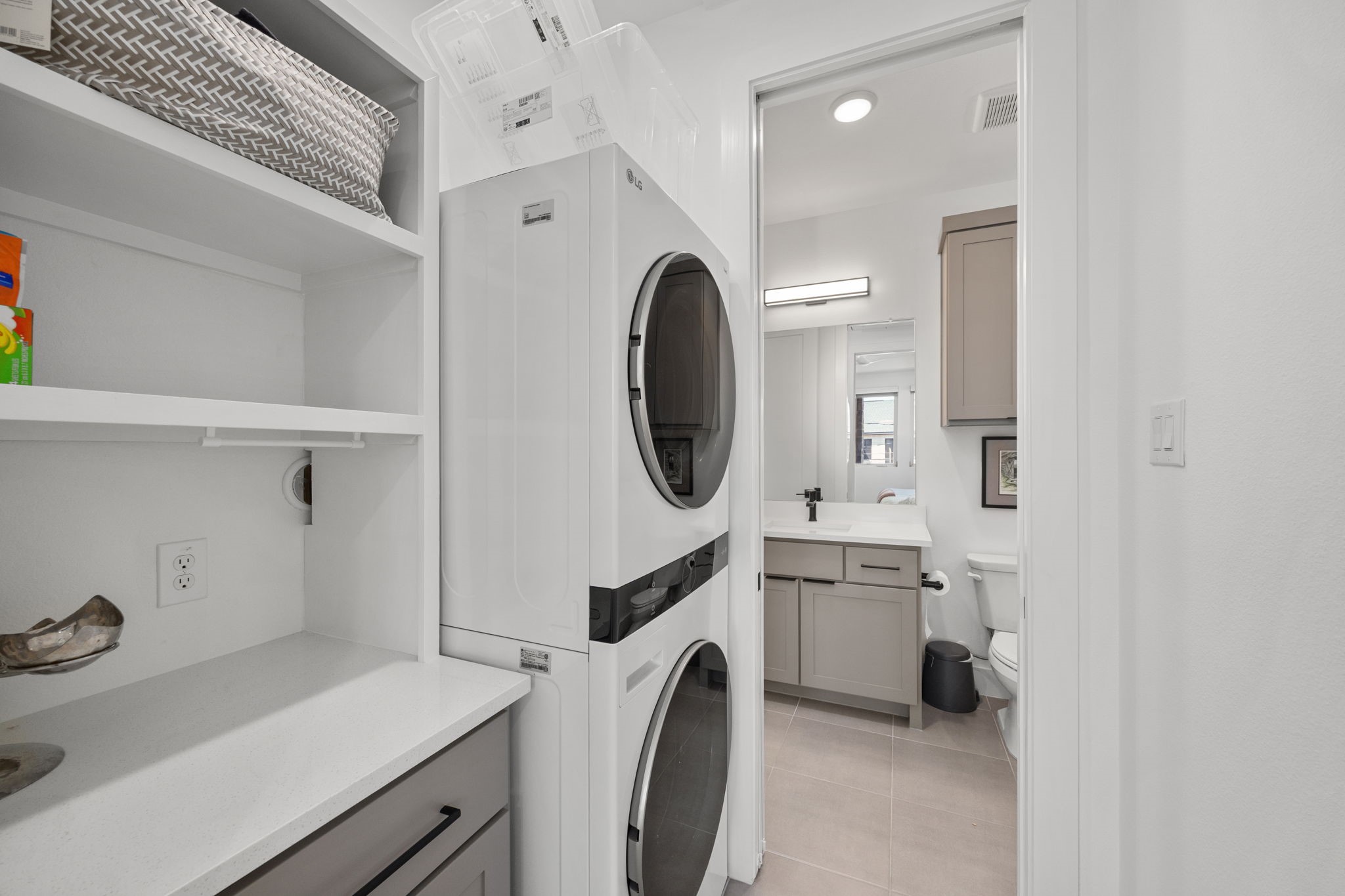 424 Redan Street Houston, TX 77009 - Photo 37 of 47 Casita includes its own laundry area, making it perfect for extended family stays or multigenerational living—offering convenience and independence for everyday routines.