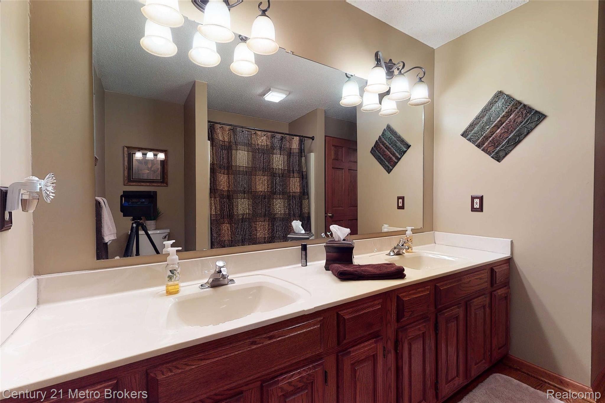 9341 Pettit Road Birch Run, MI 48415 - Photo 33 of 76 9341-Pettit-Rd-30 Bathroom.jpg