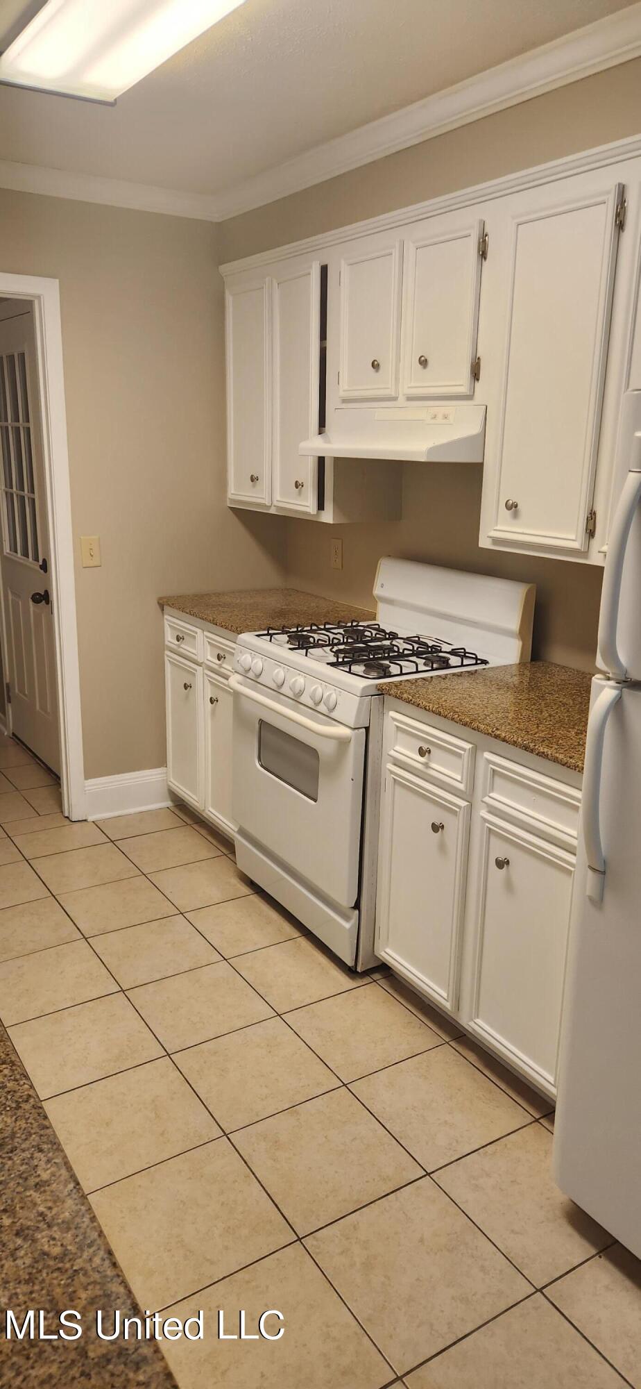 209 Azalea Circle Madison, MS 39110 - Photo 3 of 10 20231010_183849