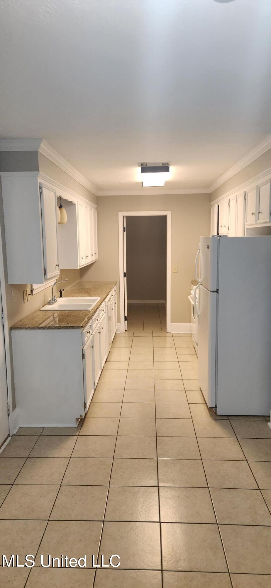 209 Azalea Circle Madison, MS 39110 - Photo 4 of 10 20231010_183838