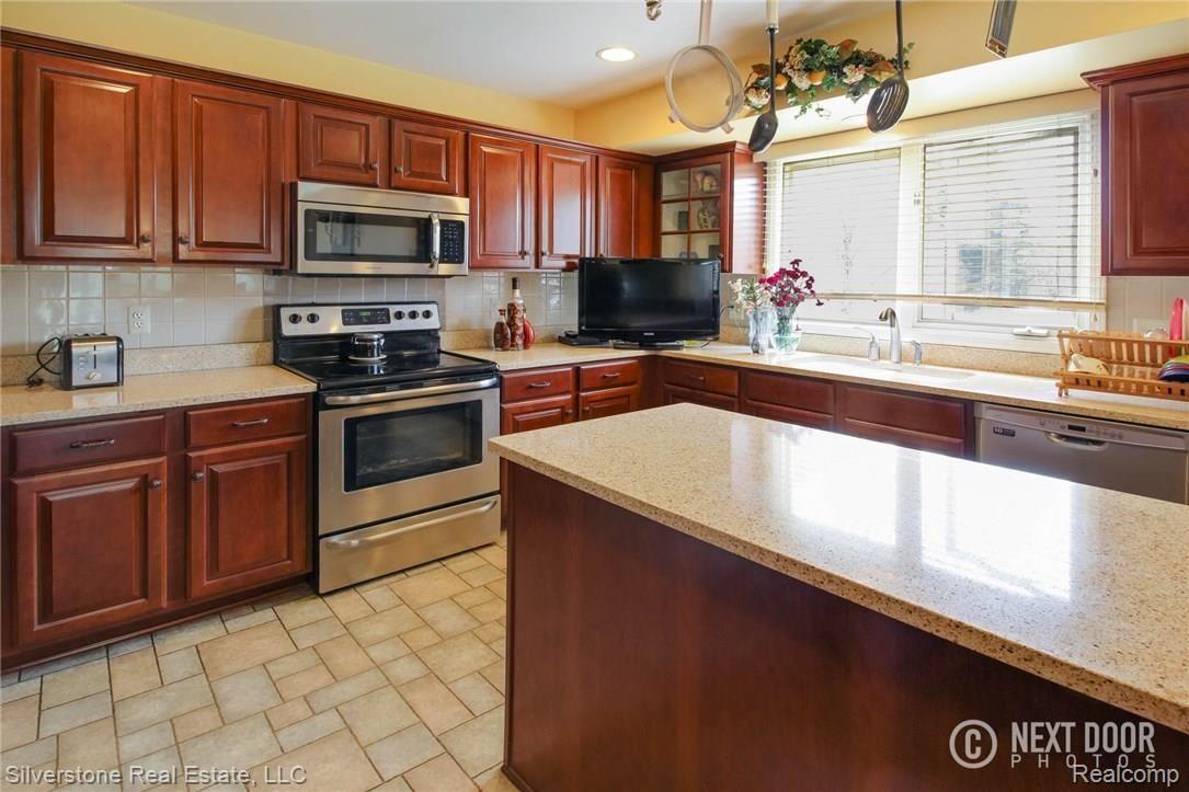 3327 Paddington Court Rochester, MI 48309 - Photo 13 of 41 IMG_7710Blended.jpg