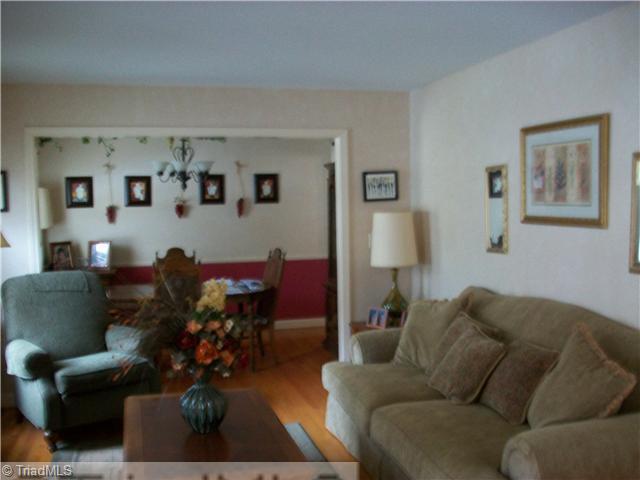2664 Weymoth Road Winston-Salem, NC 27103 - Photo 3 of 11 Living Room.