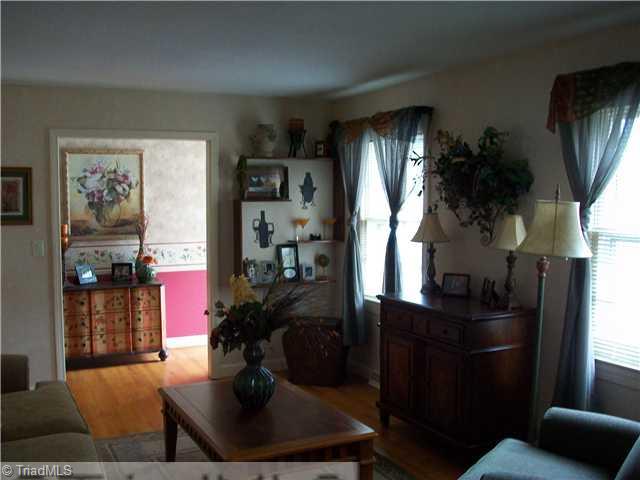2664 Weymoth Road Winston-Salem, NC 27103 - Photo 4 of 11 Living Room.