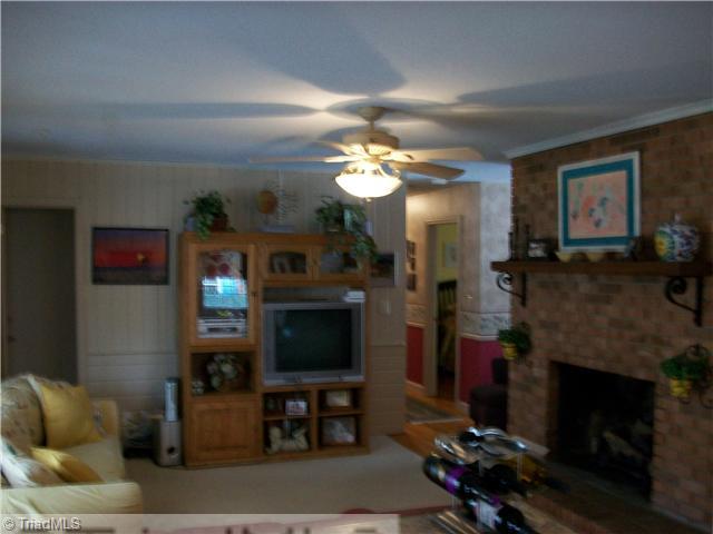 2664 Weymoth Road Winston-Salem, NC 27103 - Photo 6 of 11 Den/Family/Great Room.