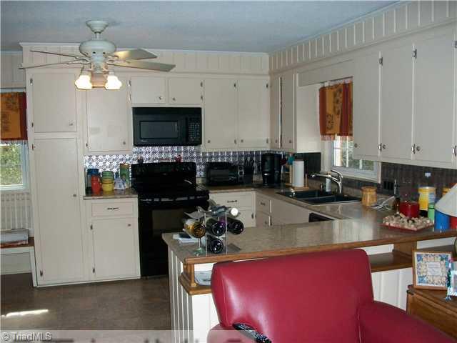 2664 Weymoth Road Winston-Salem, NC 27103 - Photo 8 of 11 Kitchen.