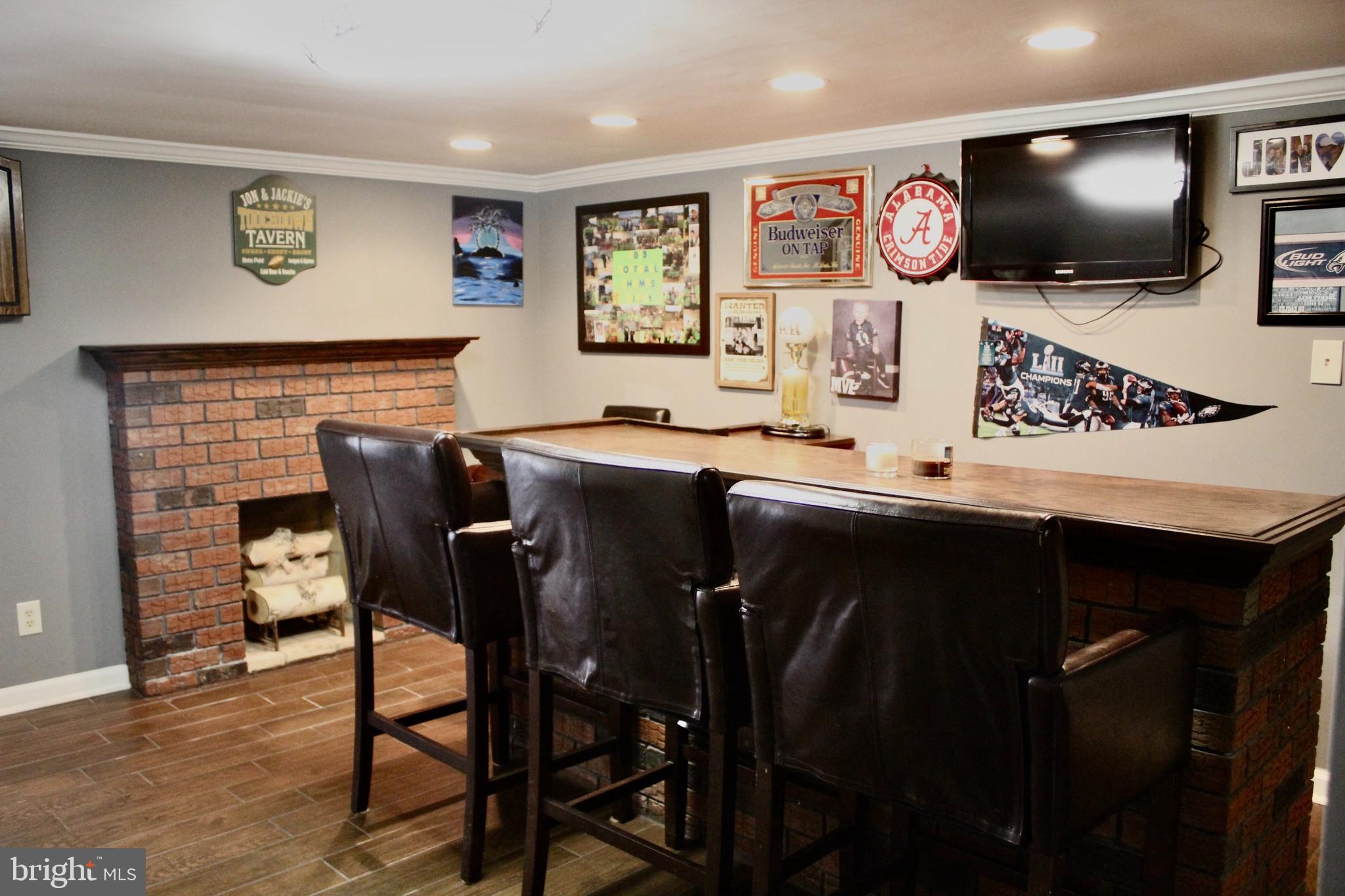 11864 Sewell Road Philadelphia, PA 19116 - Photo 19 of 27 Basement with built-in bar