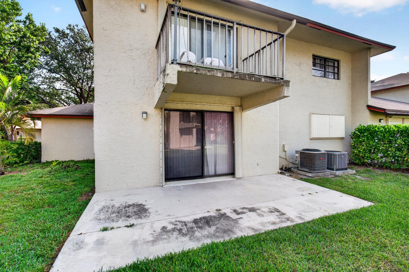 3951 Northeast 19th Road, Unit 1701 Pompano Beach, FL 33064 - Photo 78 of 82 a view of a house with backyard and deck