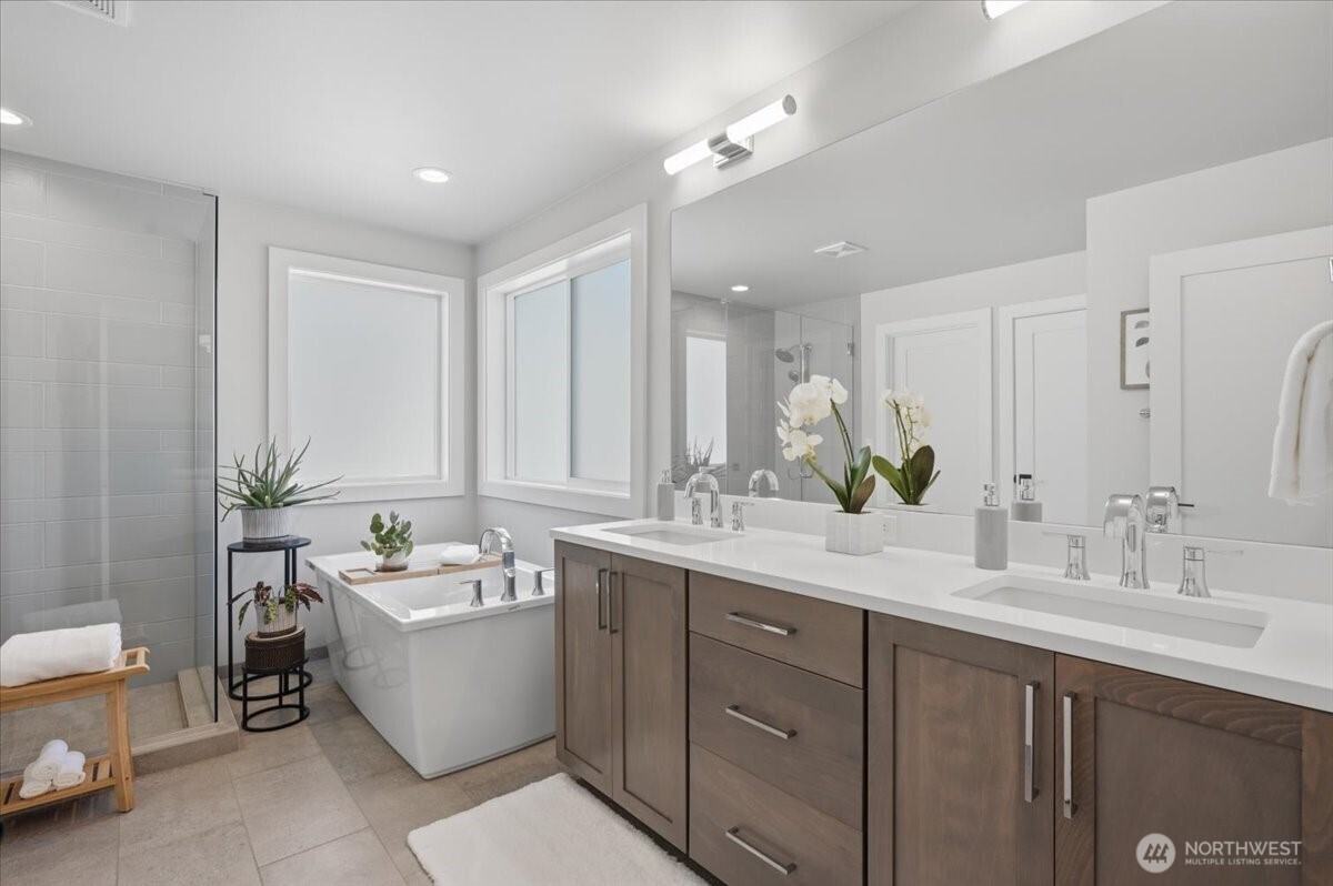 20580 Sinnes Road Mount Vernon, WA 98274 - Photo 31 of 39 a bathroom with a double vanity sink mirror and bathtub