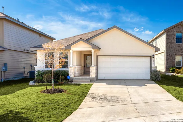 a view of a house with backyard and porch