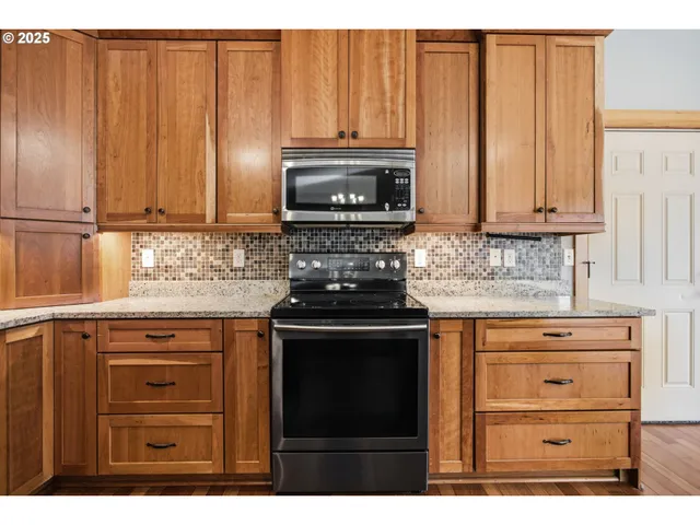 $670,000 | 156 Wetleau Drive, Lowell, OR 97452