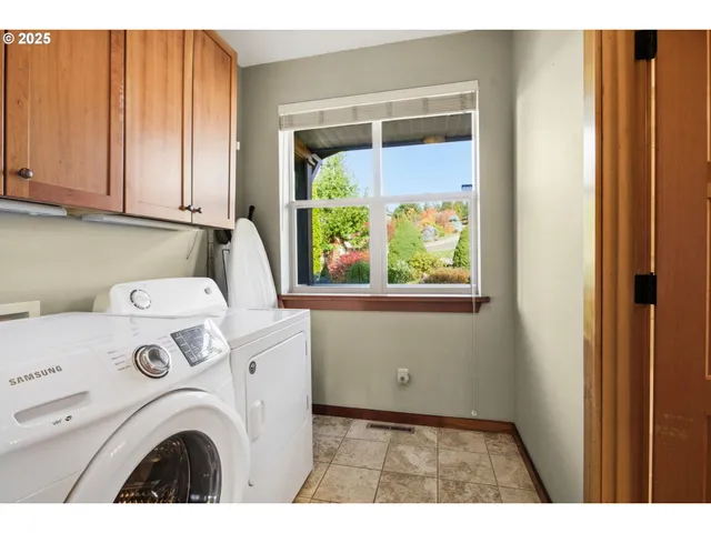 $670,000 | 156 Wetleau Drive, Lowell, OR 97452